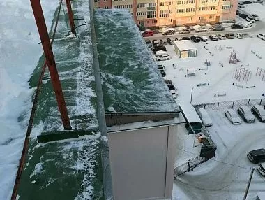 В Копейске ежедневно проверяют, как управляющие компании чистят крыши от снега
