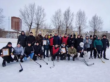Полиция Копейска сразилась в хоккей на валенках ко Дню защитника Отечества