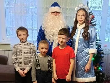 Полицейский Дед Мороз принёс праздник в семьи копейских правоохранителей