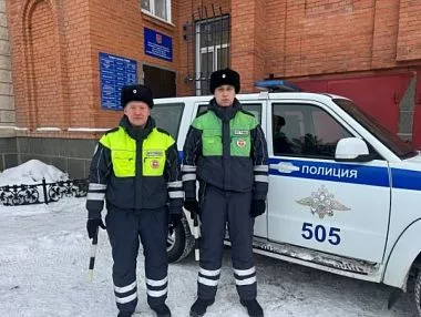 Копейские автоинспекторы выручили водителя, застрявшего в снегу