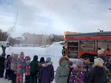Копейские пожарные провели урок безопасности в детском саду 