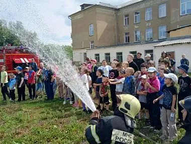 Копейские спасатели научили школьников правилам пожарной безопасности