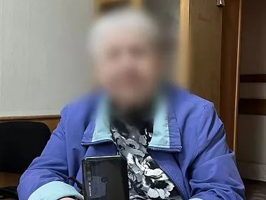  В Копейске полицейские вернули местной жительнице похищенный телефон