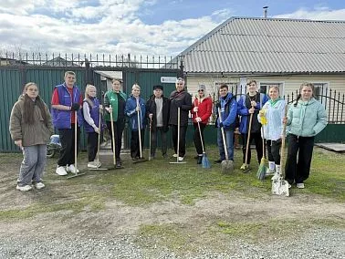 Волонтёры Копейска устроили субботник у ветерана Великой Отечественной войны