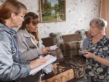 Члены УИК Копейска помогают избирателям проголосовать на дому