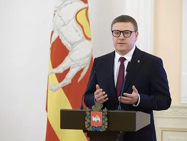 Губернатор Алексей Текслер поздравил работника суда