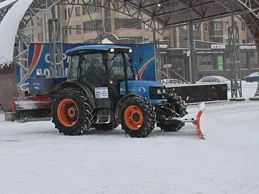 В Копейске ведут уборку дорог в условиях затяжного снегопада