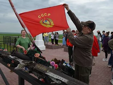 Сюда не зарастёт народная тропа