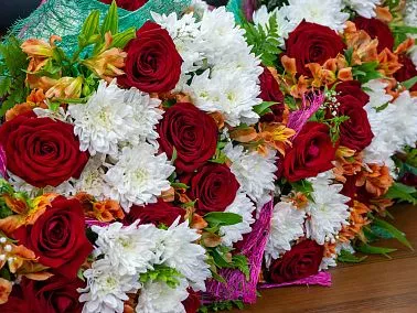 Большие букеты цветов с доставкой: особенности выбора и преимущества крупных цветочных композиций