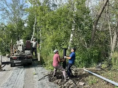 На стадионе в поселке Октябрьском продолжается строительство линии освещения