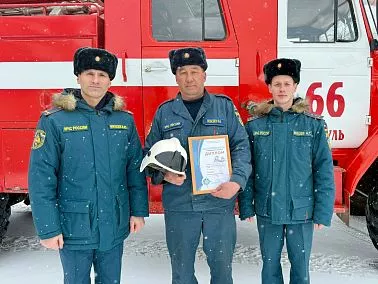 Начальник копейского пожарно‑спасательного отряда поздравил победителей конкурса среди добровольных пожарных