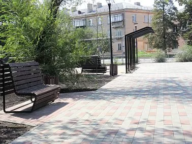 Сквер Борцам революции в Копейске продолжает обновляться