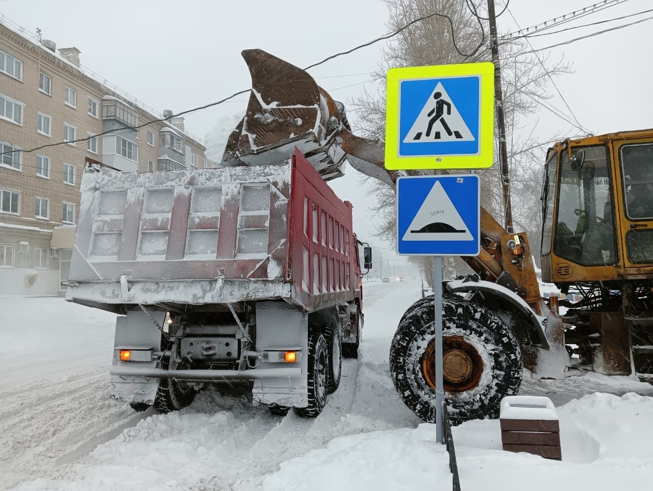 Снежный циклон в Челябинской области: снегоуборочная техника Копейска  работает непрерывно | газета 