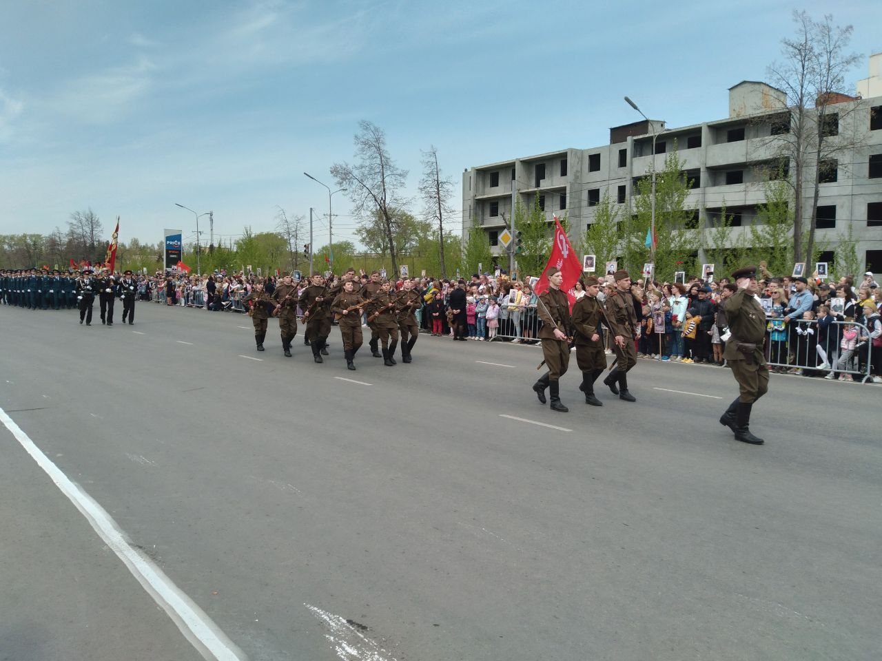 Парад Победы с прохождением военной техники стартовал в Копейске