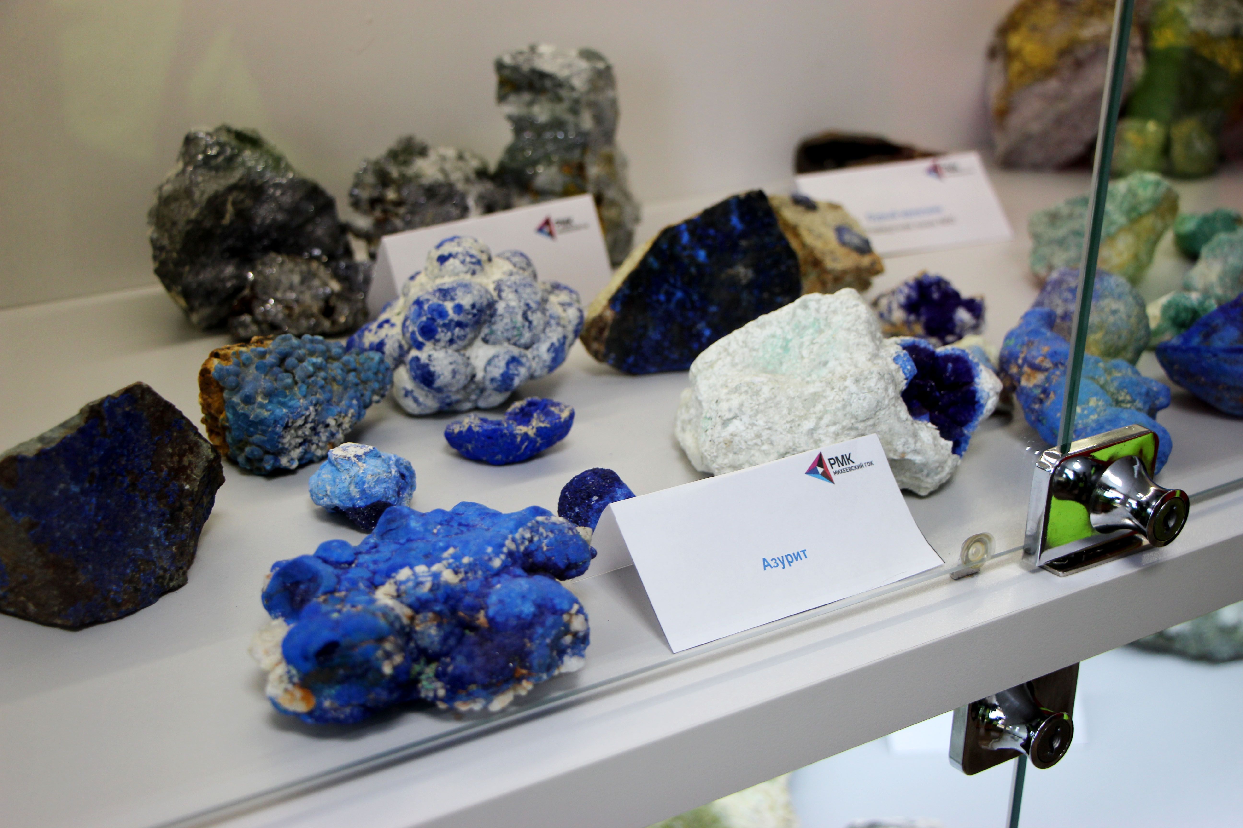 Необычные минералы привлекают внимание южноуральцев в стенах музея Михеевского ГОКа