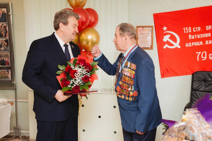 Ветеран из Челябинска поделился с парламентарием секретом счастья
