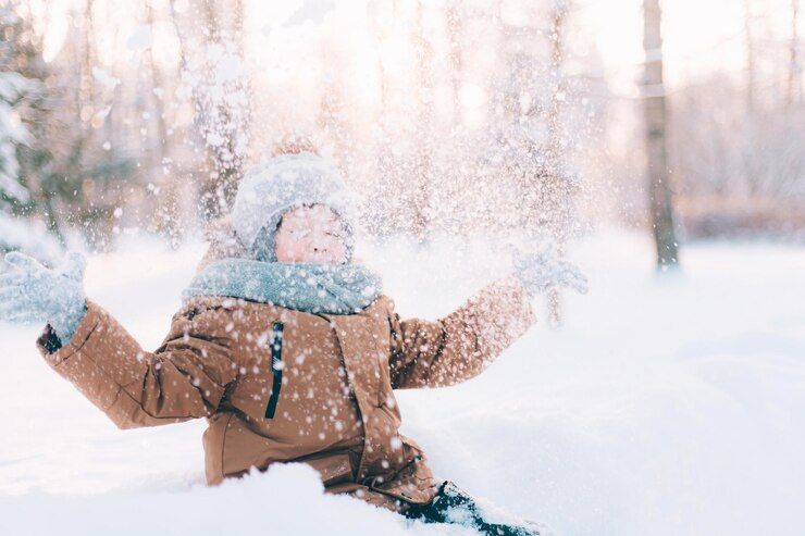 В Челябинске мужчина гулял с раздетыми детьми на морозе