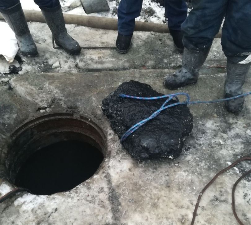 Огромный кусок асфальта стал причиной засора канализационного коллектора в Копейске