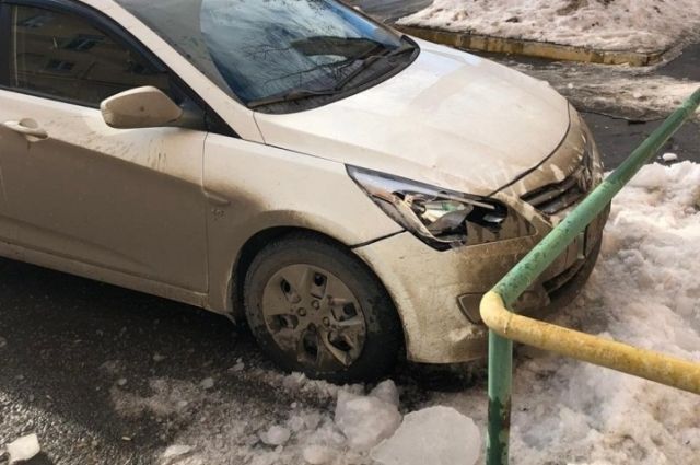 В Челябинске глыба льда с крыши разбила машину