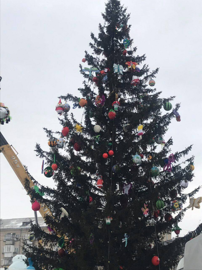 В центре Копейска продолжают наряжать елку