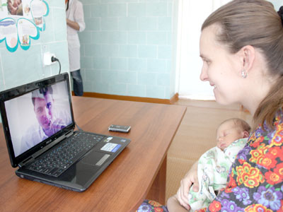 Технология  единения семьи: в роддоме Копейска молодые мамы могут общаться с родными по скайпу