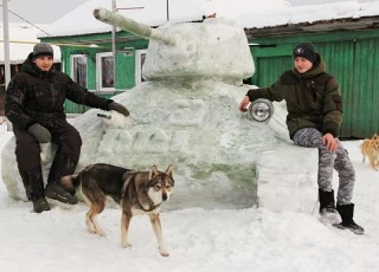 Школьники построили из снега Т-34 в натуральную величину