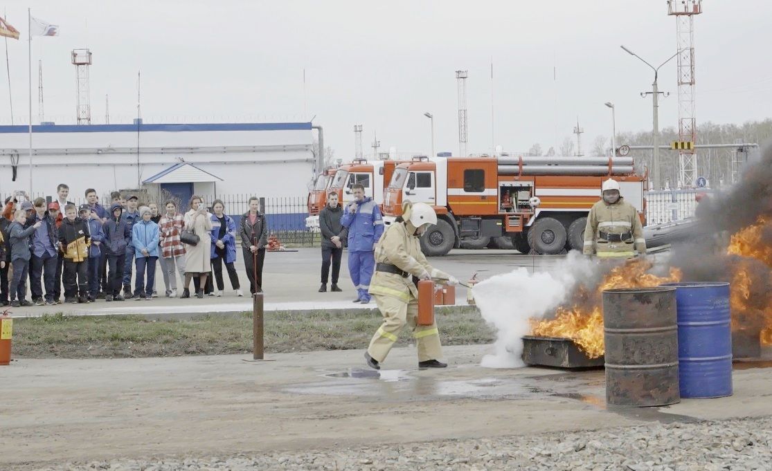Южноуральским школьникам показали работу пожарных и нефтепроводчиков
