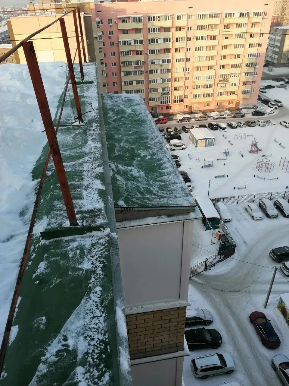 В Копейске ежедневно проверяют, как управляющие компании чистят крыши от снега