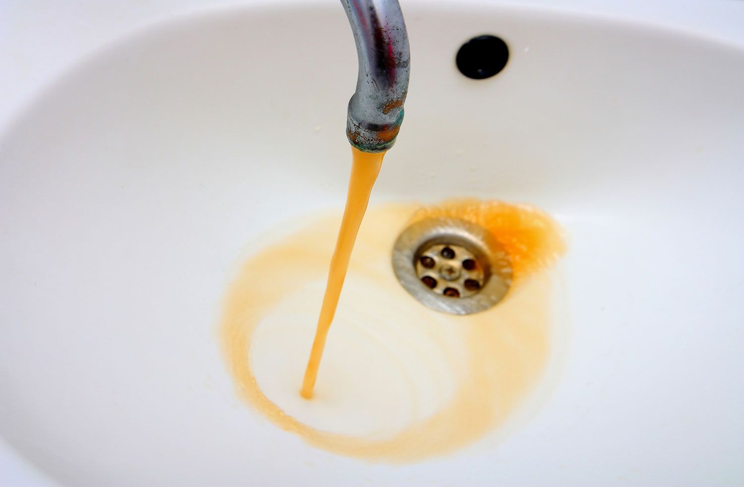 Без паники! В одном из поселков Копейска из кранов потечет оранжевая вода