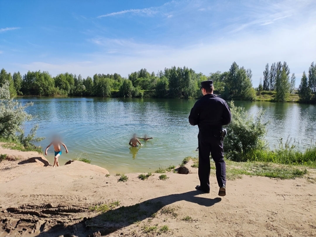Полицейские Копейска проверяют безопасность на пляжах в жаркую погоду
