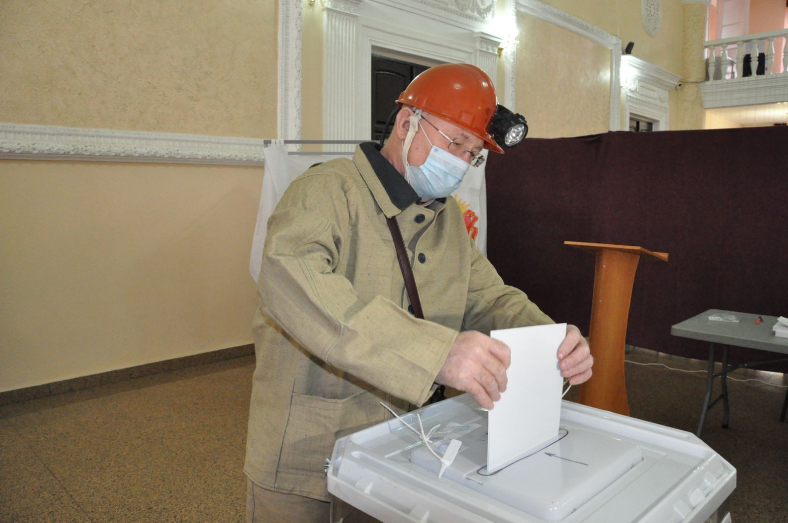 Потомственный шахтер пришел на избирательный участок в Копейске