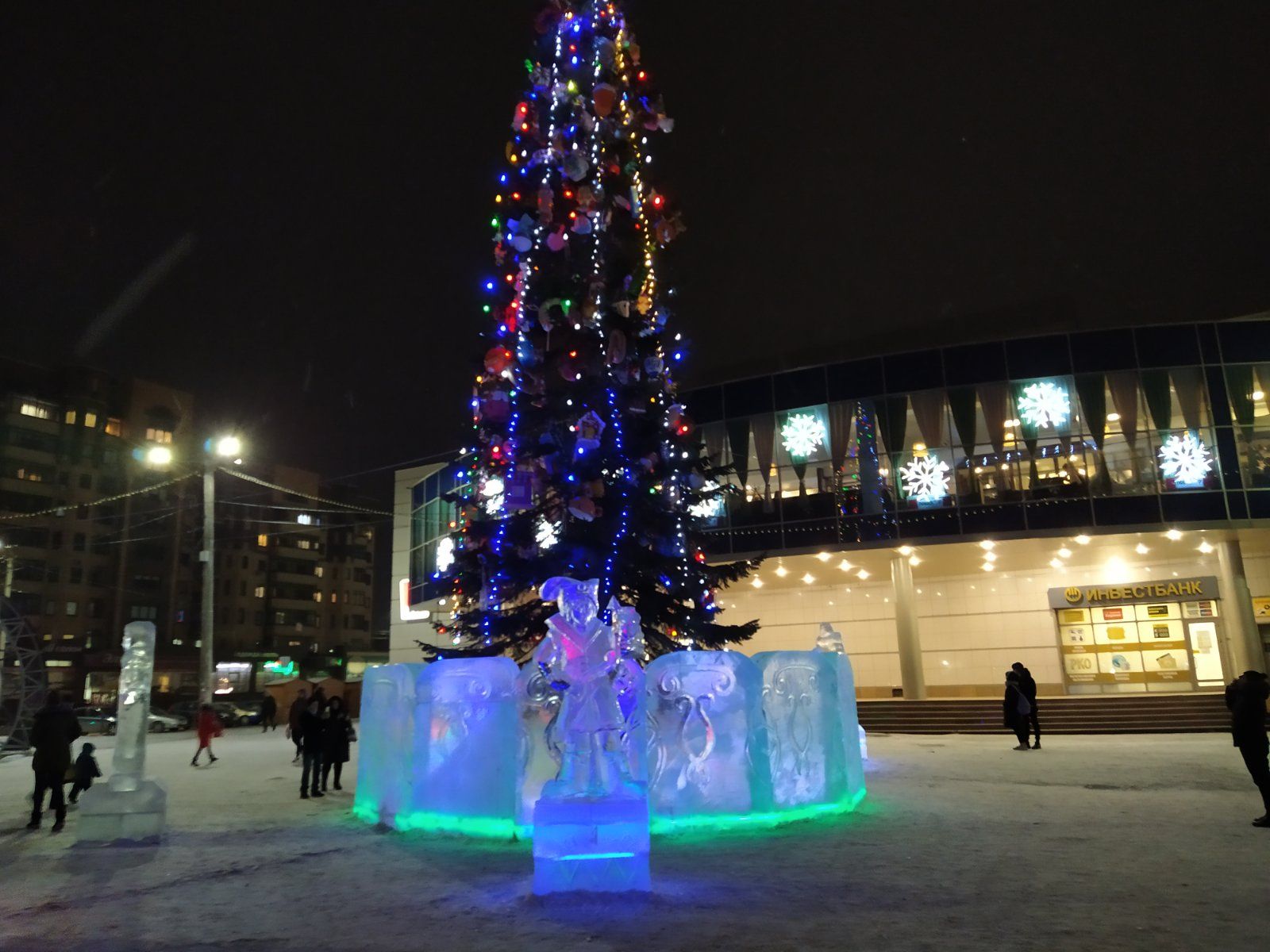 Впервые в Копейске! А вы уже сфотографировали ледовый городок с подсветкой?