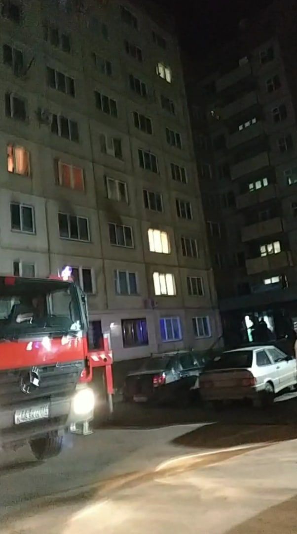 Забрала только кошку и паспорт. Пожар в здании бывшего общежития Копейска тушили 6 бригад огнеборцев