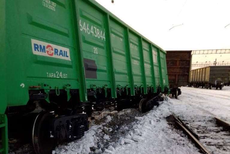 Вагоны поезда сошли с рельсов в Челябинской области