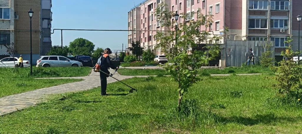 В Копейске продолжают работы по покосу травы