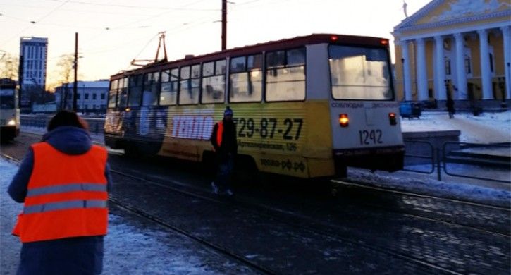 В центре Челябинска встали трамваи