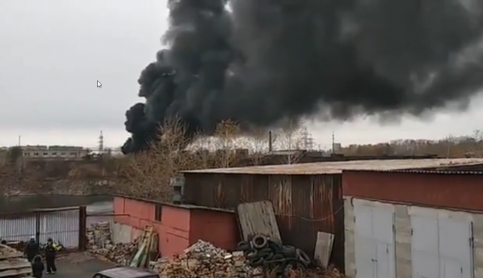 Черный дым окутал АМЗ. Видео горящего бензовоза, напугавшего челябинцев