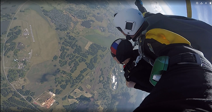 Копейчанка отпраздновала 60-летие прыжком с парашютом. Фоторепортаж и видео