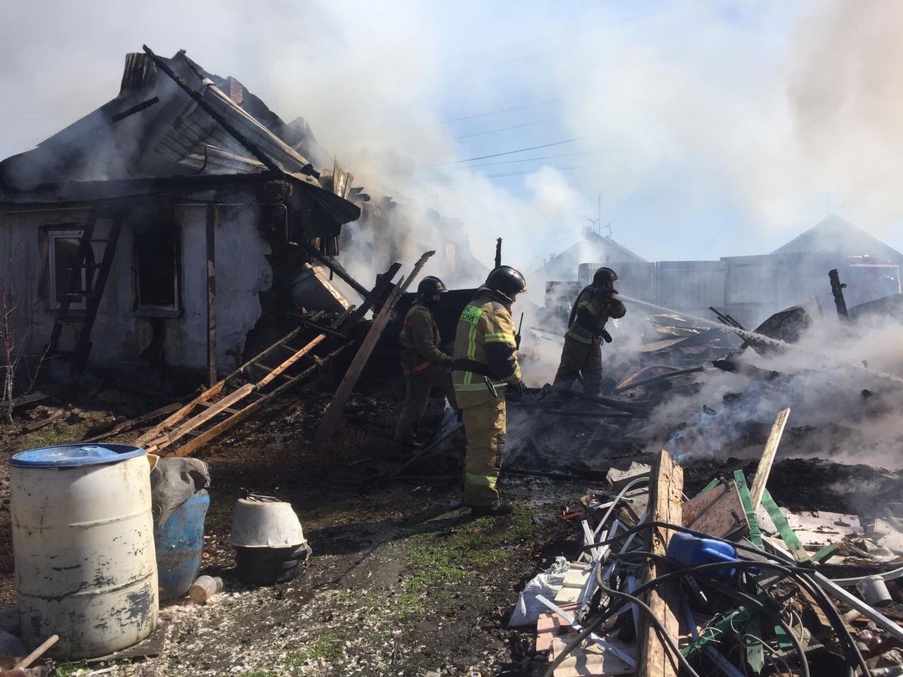 В Копейске сгорел частный дом вместе с постройками