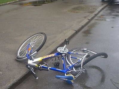 Ребенок на велосипеде попал под автомобиль