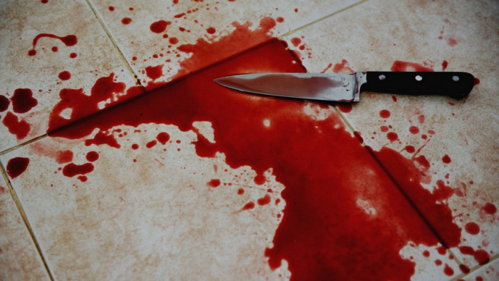 Копейчанин изрезал женщину ножом ради телефона