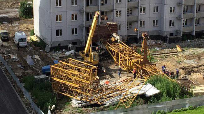 В Челябинске на рабочего упал строительный кран