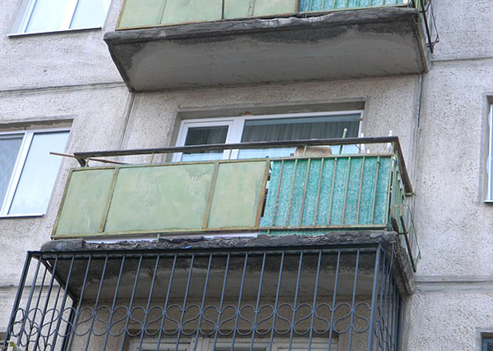 Мужчина сорвался с балкона четвертого этажа в Челябинске