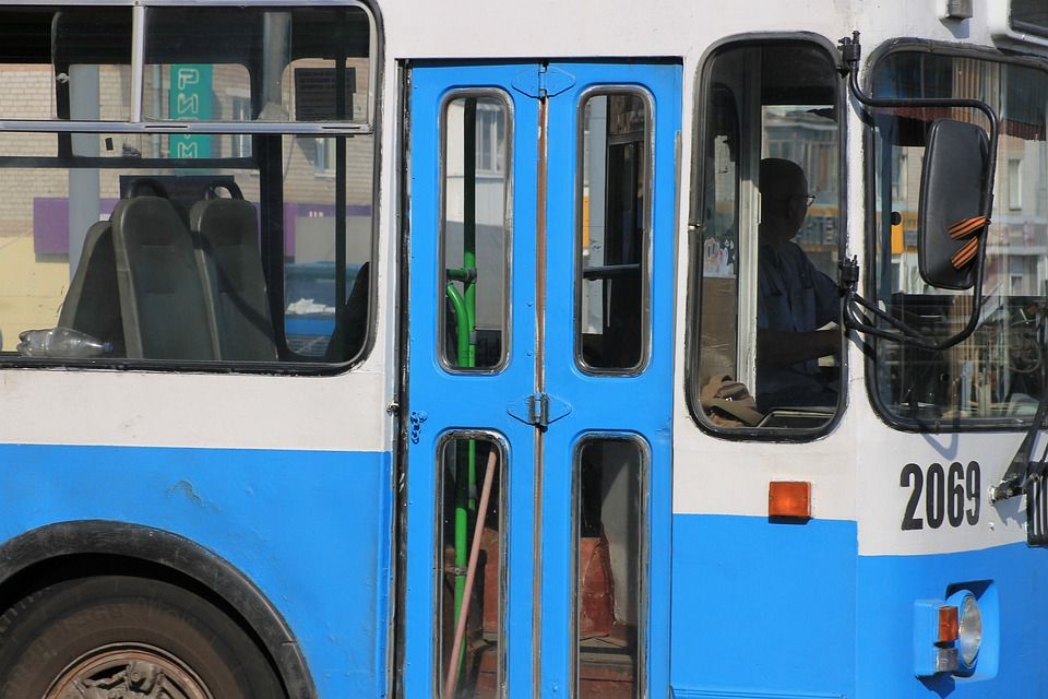 В центре Челябинска троллейбус штангой проткнул стекло автобуса
