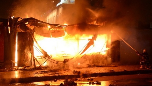 В Копейске в праздники поджигатели уничтожили цветочный киоск. Видео