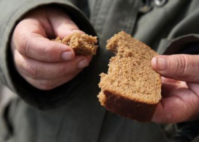 Женщина-предприниматель из Челябинска бесплатно раздает хлеб старикам