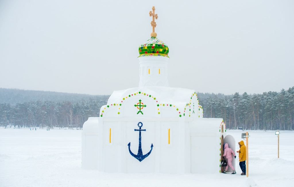 На озере Тургояк освятили часовню, построенную изо льда