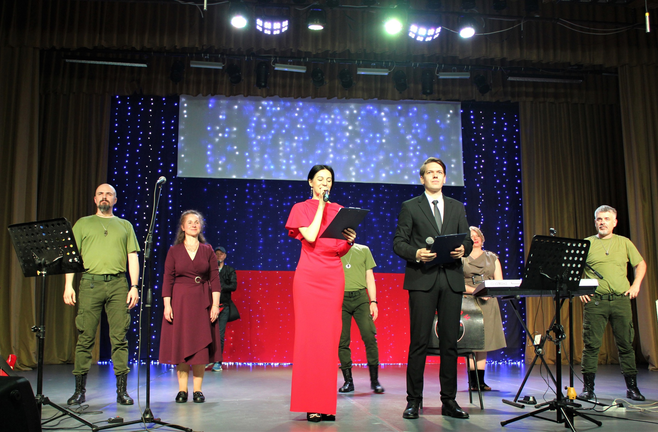 В Копейске прошел благотворительный концерт Юлии Ваченковой и группы "ZOV" из Бердянска