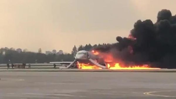 Стюардесса сгорела, вытаскивая пассажиров из полыхающего самолета в Шереметьево