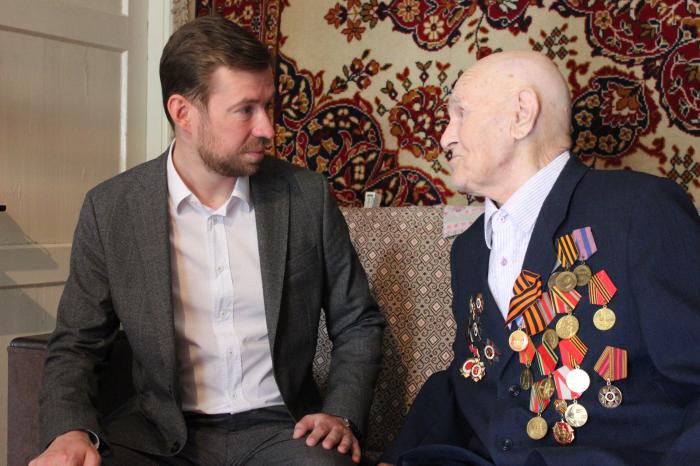 Депутат Бархатов поздравил ветеранов Копейска с Днем Победы